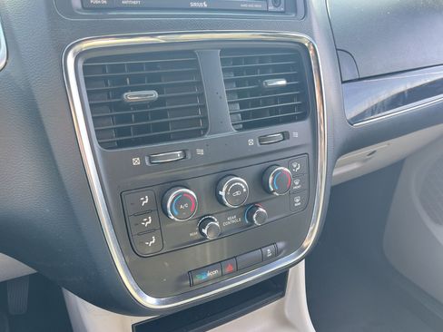 Used 2019 Dodge Grand Caravan SXT image 21