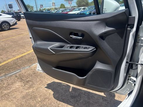 Used 2025 Nissan Versa SV FWD image 18