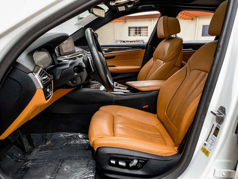 Used 2020 BMW 530i w/ Premium Package image 4