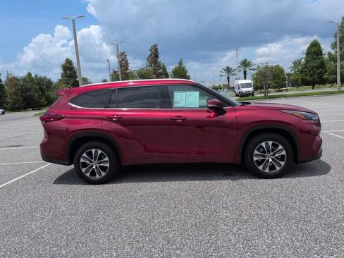 Used 2022 Toyota Highlander XLE FWD image 3