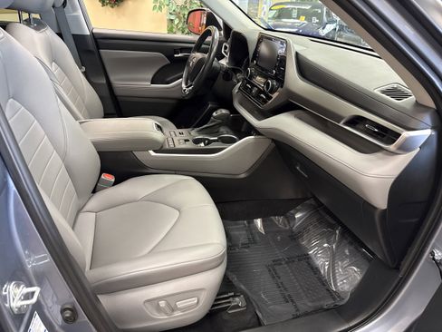 Used 2021 Toyota Highlander XLE image 16