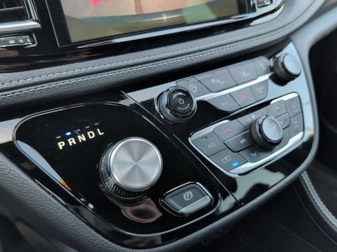 Used 2025 Chrysler Pacifica Limited FWD image 19