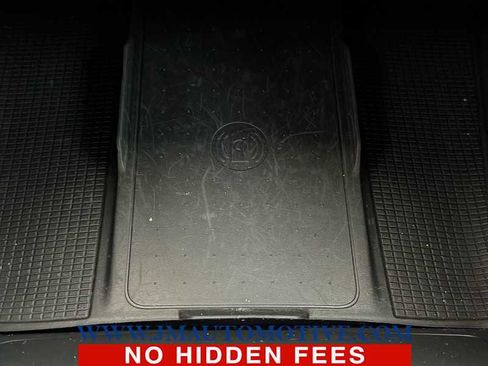 Used 2022 Volvo XC40 T5 Momentum w/ Premium Package image 36