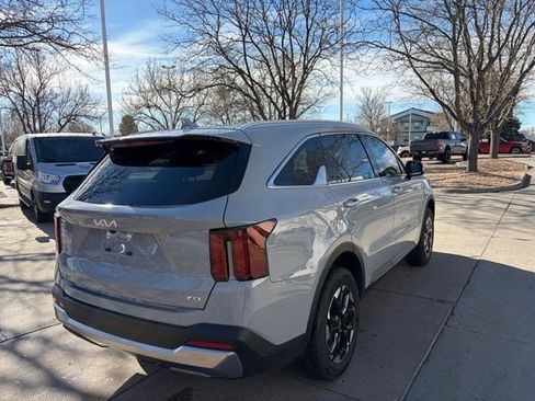 Used 2025 Kia Sorento S image 5