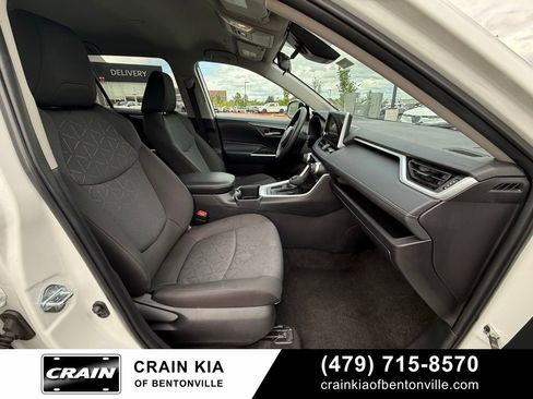 Used 2024 Toyota RAV4 XLE FWD image 32