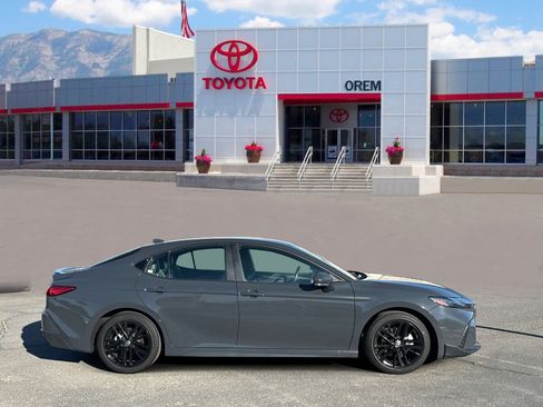 Used 2025 Toyota Camry Hybrid FWD image 3