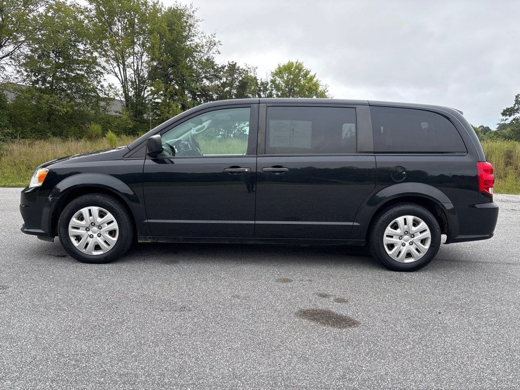 Used 2019 Dodge Grand Caravan SE w/ UConnect Hands-Free Group FWD image 2