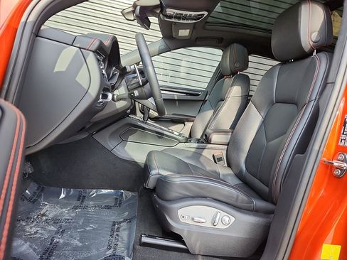 Certified 2025 Porsche Macan Turbo image 5