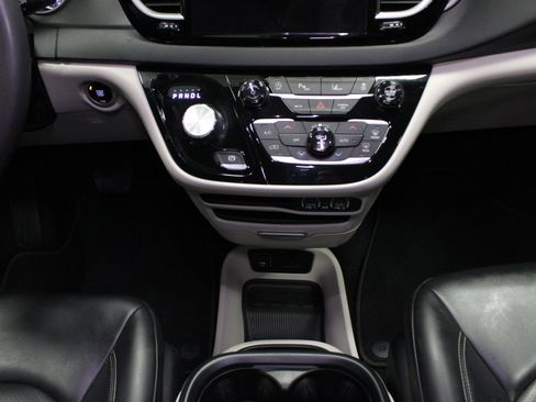 Used 2023 Chrysler Pacifica Touring-L FWD image 21