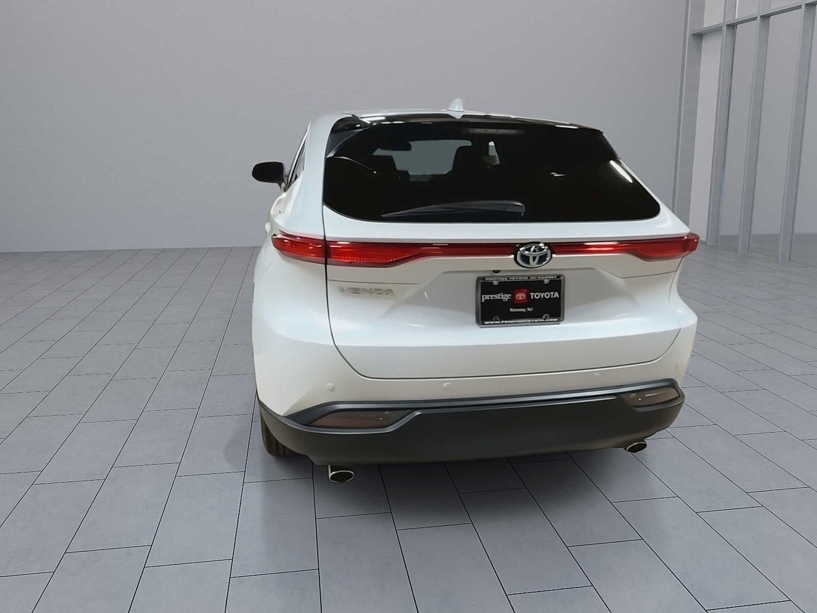 Used 2023 Toyota Venza LE AWD/4WD image 7