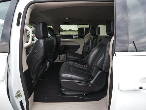 Used 2024 Chrysler Pacifica Limited FWD image 33