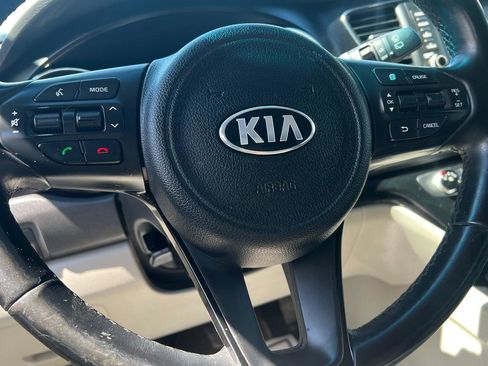 Used 2017 Kia Sedona LX w/ LX Essentials Premium Package FWD image 20