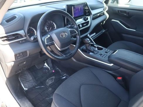 Used 2024 Toyota Highlander LE AWD/4WD image 8