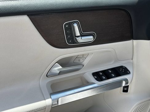 Used 2021 Mercedes-Benz GLB 250 image 12