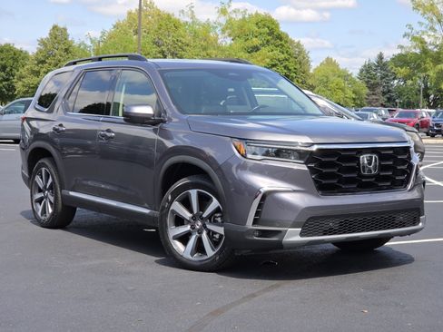 Certified 2024 Honda Pilot Touring image 2