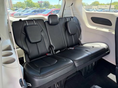 Used 2024 Chrysler Pacifica Touring-L FWD image 24