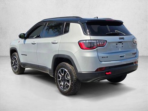 Used 2024 Jeep Compass Trailhawk image 8