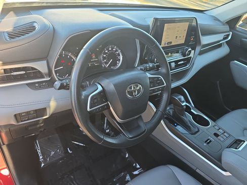 Used 2023 Toyota Highlander XLE image 24