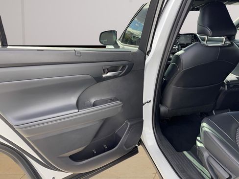 Used 2022 Toyota Highlander XSE image 30