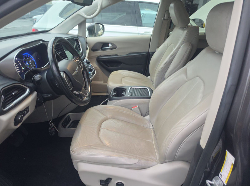 Used 2021 Chrysler Pacifica Touring-L FWD image 5