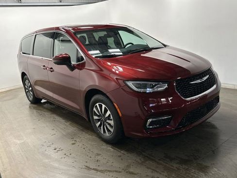 Used 2023 Chrysler Pacifica Touring-L image 33