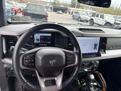 Used 2023 Ford Bronco Badlands w/ Sasquatch Package AWD/4WD image 8