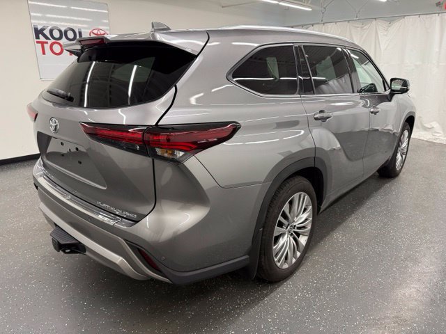 Used 2025 Toyota Highlander Platinum AWD/4WD image 2