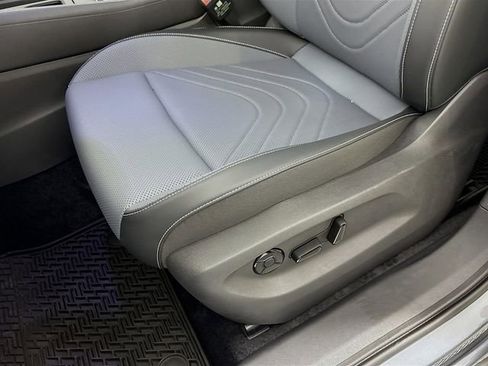 New 2025 Volkswagen Tiguan SE image 18