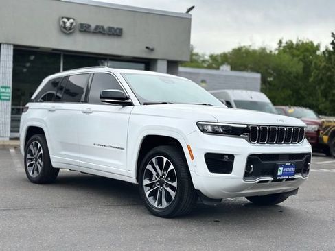 Used 2024 Jeep Grand Cherokee Overland AWD/4WD image 8