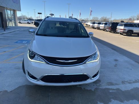 Used 2020 Chrysler Pacifica Limited w/ Tire & Wheel Group image 3