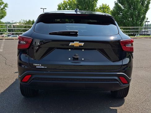 Used 2024 Chevrolet Trax LS w/ LS Convenience Package FWD image 5