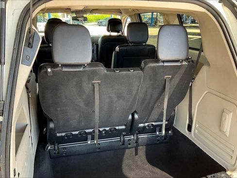 Used 2014 Chrysler Town & Country Touring image 32