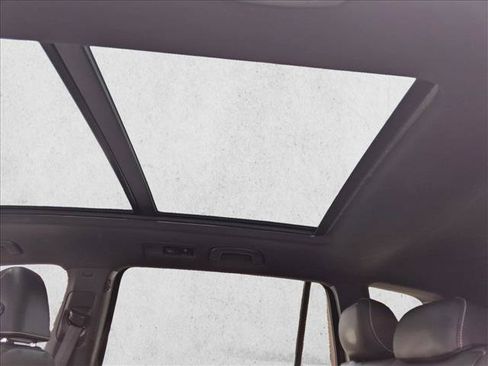 Used 2023 Volkswagen Tiguan SE R-Line FWD image 19