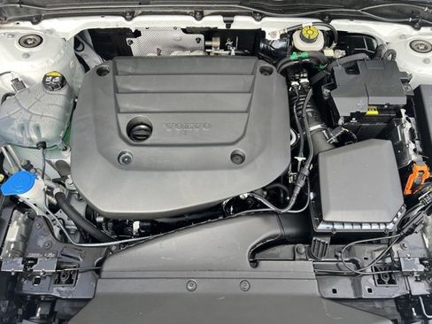 Used 2025 Volvo XC40 B5 Plus image 29