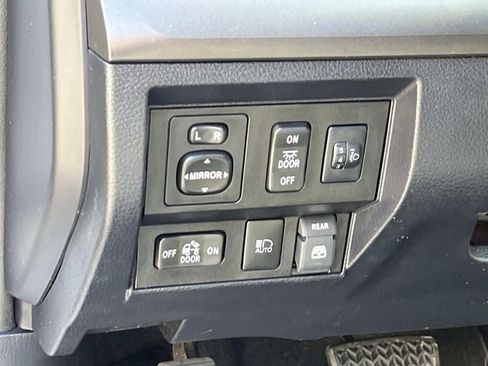 Used 2018 Toyota Tundra SR5 w/ SR5 Upgrade Package image 27