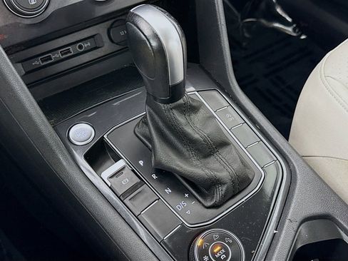 Used 2020 Volkswagen Tiguan SE image 18