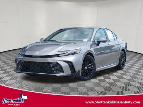 Used 2025 Toyota Camry SE FWD image 1