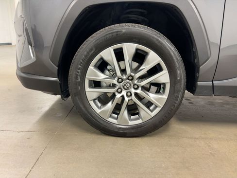 Used 2022 Toyota RAV4 XLE Premium image 12