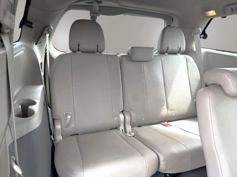 Used 2016 Toyota Sienna XLE image 39