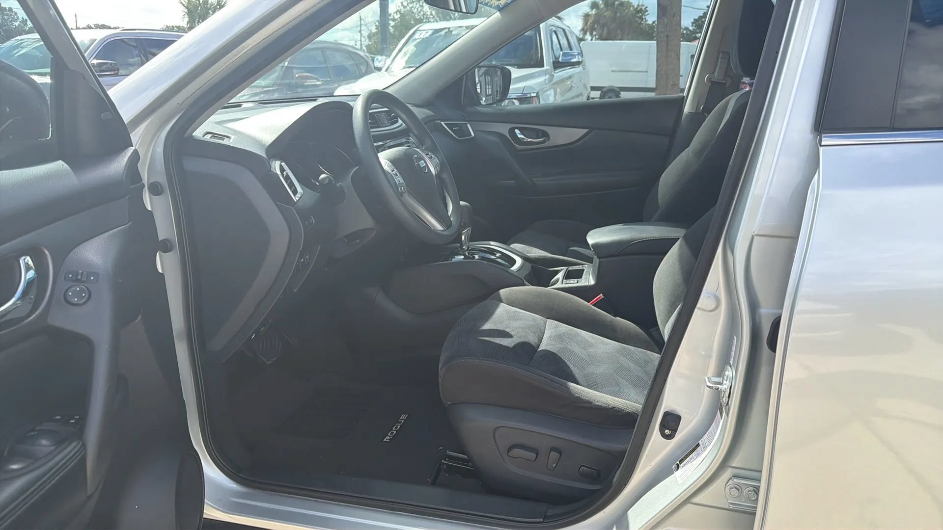 Used 2015 Nissan Rogue SV w/ SV Premium Package FWD image 16