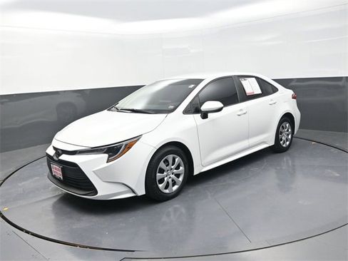 Used 2023 Toyota Corolla LE image 4