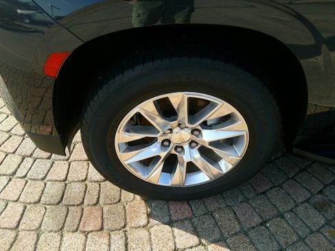 Used 2023 Chevrolet Suburban Premier image 7