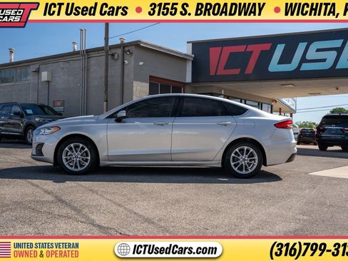 Used 2019 Ford Fusion SE FWD image 2