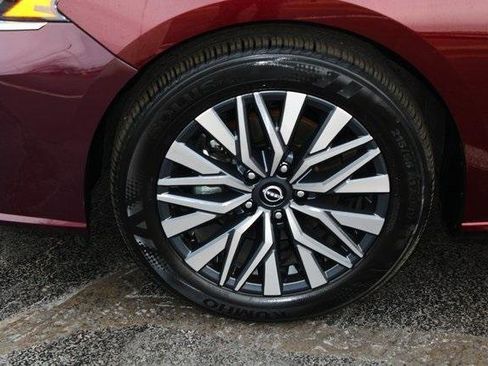 Used 2025 Nissan Altima 2.5 SV image 2