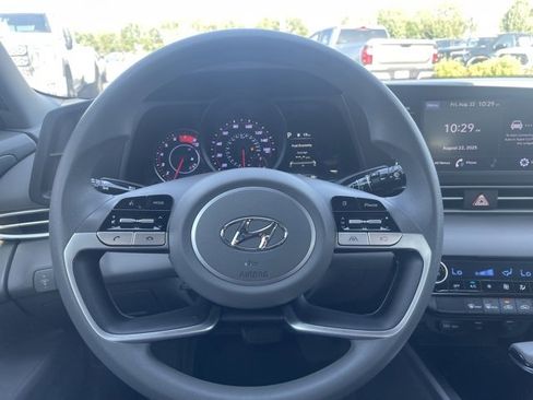 Used 2022 Hyundai Elantra SEL image 11