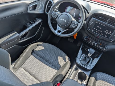 Certified 2025 Kia Soul LX w/ LX Technology Package FWD image 9