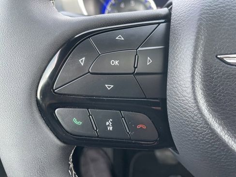 Used 2023 Chrysler Pacifica Limited w/ Uconnect Theater Family Group image 21