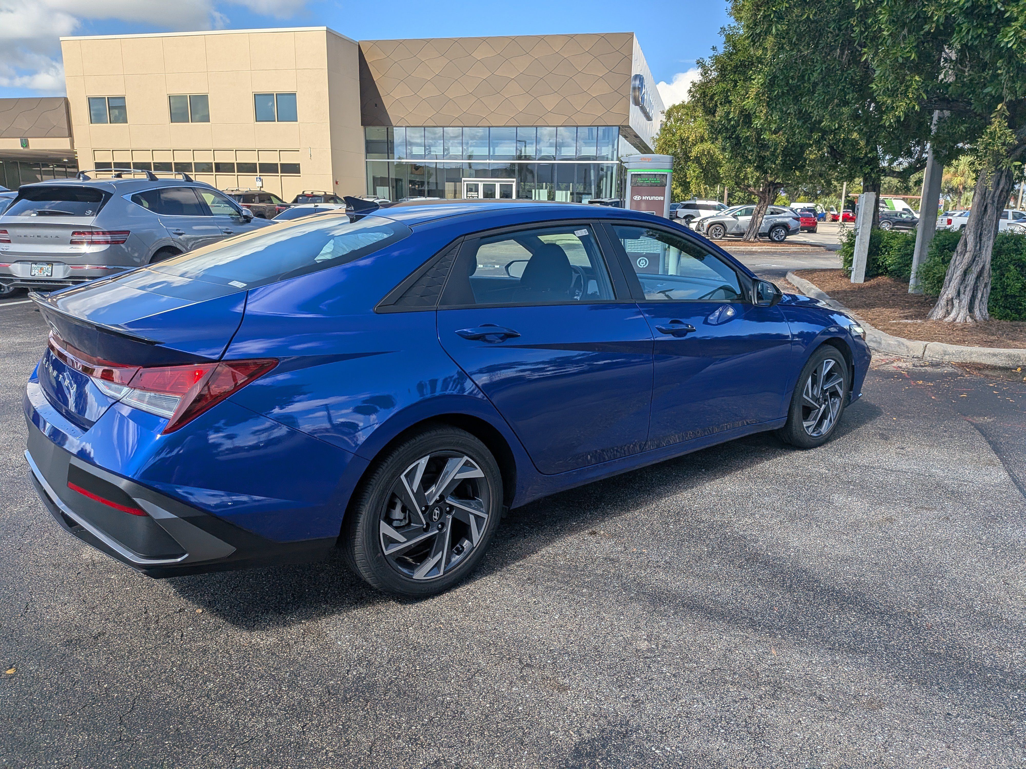 Used 2025 Hyundai Elantra Sport FWD image 4