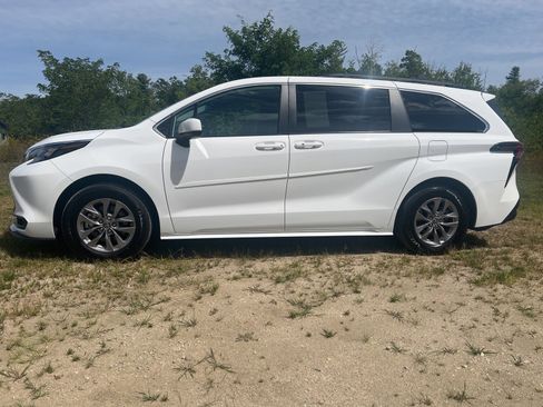 Used 2024 Toyota Sienna LE image 4