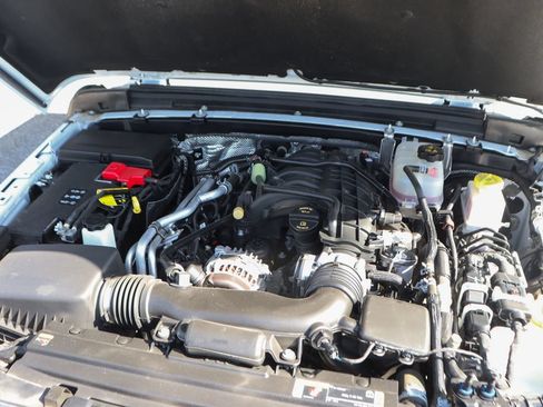 Used 2025 Jeep Gladiator Sport AWD/4WD image 11
